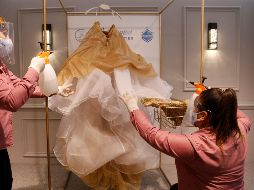 Trabajadoras de la tienda Ragazza desinfectan un vestido de novia. EFE/F. Guasco