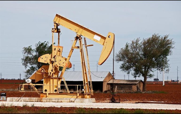 El precio del combustible cae en un contexto de amenaza para la actividad económica por el alto número de nuevos casos de COVID-19 en Estados Unidos. EFE/L. Smith