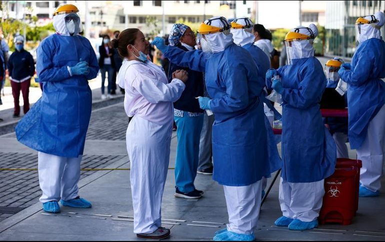 La situación obliga a posibles enfermos a realizar filas de hasta cuatro horas hasta ser sometidos a exámenes clínicos y una prueba rápida. EFE/J. Jácome