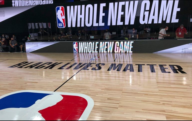 ALZAN LA VOZ. También se espera que otros equipos protesten durante la interpretación del himno nacional. ESPECIAL/@NBA