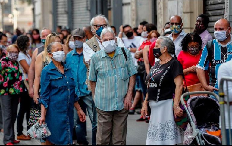 La escalada de decesos en Brasil mantiene una constancia aterradora, con un aumento de 10 mil aproximadamente cada 10 días. EFE/S. Moreira