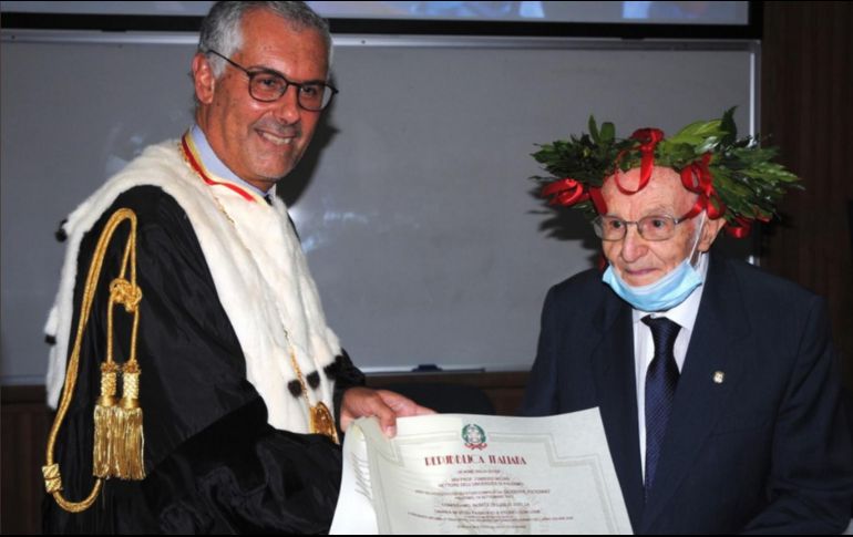 Paternò ha podido defender presencialmente su tesis, acompañado por sus dos hijos y sus cuatro nietos. TWITTER / @unipa_it