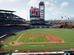 Los Phillies confirmaron que un miembro del cuerpo técnico y otro del personal del vestuario fueron los que dieron positivo al coronavirus, pero que todos los jugadores están bien. AFP / ARCHIVO