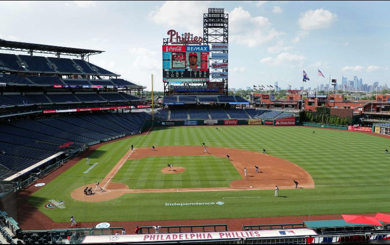 Los Phillies confirmaron que un miembro del cuerpo técnico y otro del personal del vestuario fueron los que dieron positivo al coronavirus, pero que todos los jugadores están bien. AFP / ARCHIVO