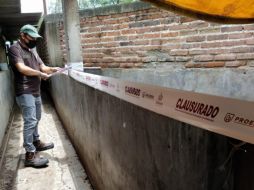 Inspector pone cinta delimitadora y sellos de clausura. ESPECIAL