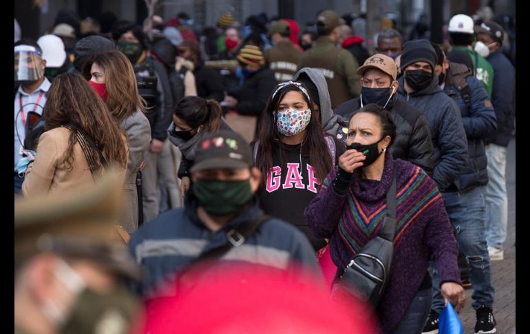 Muchos de los que se congregaron ante las AFP eran migrantes que desconocían el monto de sus ahorros y poco familiarizados con el Internet. EFE/A. Valdés