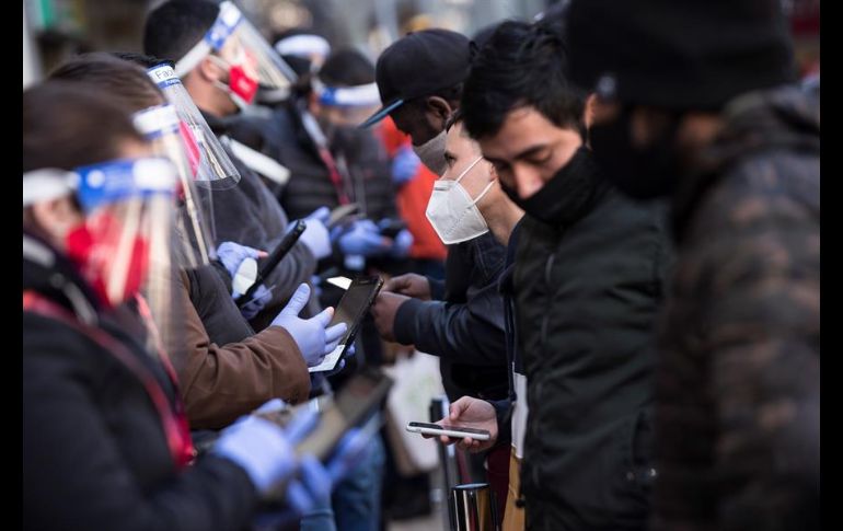 Muchos de los que se congregaron ante las AFP eran migrantes que desconocían el monto de sus ahorros y poco familiarizados con el Internet. EFE/A. Valdés