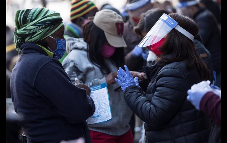 Muchos de los que se congregaron ante las AFP eran migrantes que desconocían el monto de sus ahorros y poco familiarizados con el Internet. EFE/A. Valdés