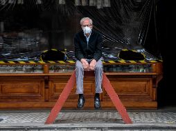 Un comerciante aguarda por clientes en Ciudad de México. Las señales de mejoría se han visto a partir de junio. AFP/ARCHIVO