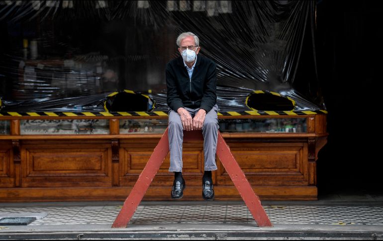 Un comerciante aguarda por clientes en Ciudad de México. Las señales de mejoría se han visto a partir de junio. AFP/ARCHIVO