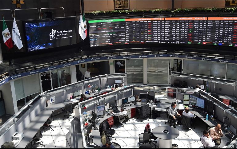 Las firmas de autoservicios y alimentos, así como las que tienen ingresos dolarizados observaron los mejores reportes. AFP/R. Arangua