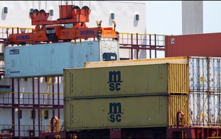 Vista de contenedores dentro y fuera de un buque de carga en la Terminal de Embarque de Conley en Boston, Massachusetts. EFE/C. Gunther