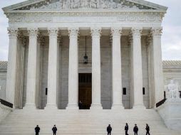 Fotografía de archivo en donde se ven a algunos agentes de policía en guardia a la entrada del Tribunal Supremo en Washington, Estados Unidos. EFE/ARCHIVO