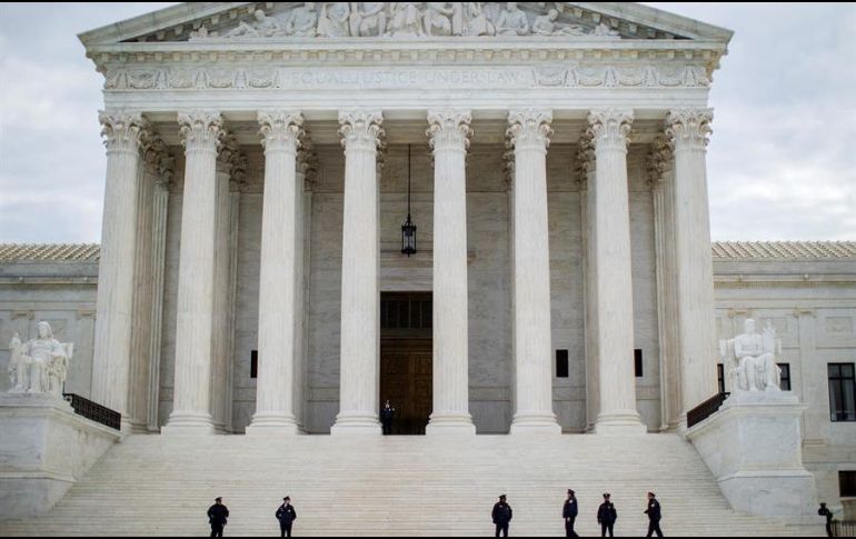 Fotografía de archivo en donde se ven a algunos agentes de policía en guardia a la entrada del Tribunal Supremo en Washington, Estados Unidos. EFE/ARCHIVO