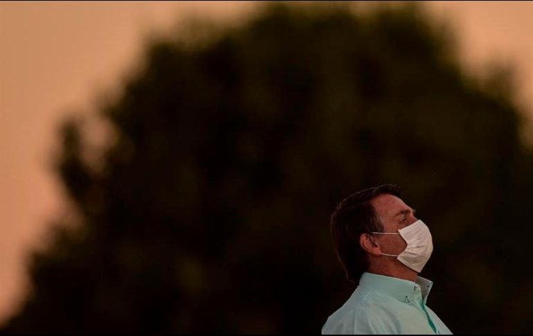 El presidente de Brasil, Jair Bolsonaro (d), en el Palacio do Alvorada, en Brasilia. EFE/A. Sousa