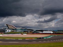 Hamilton batió a su compañero de equipo, el finlandés Valtteri Bottas, y al holandés Max Verstappen (Red Bull), que saldrá tercero. AFP / W. Oliver
