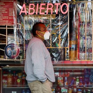 Pandemia sube y economía baja tras dos meses de "nueva normalidad" en México