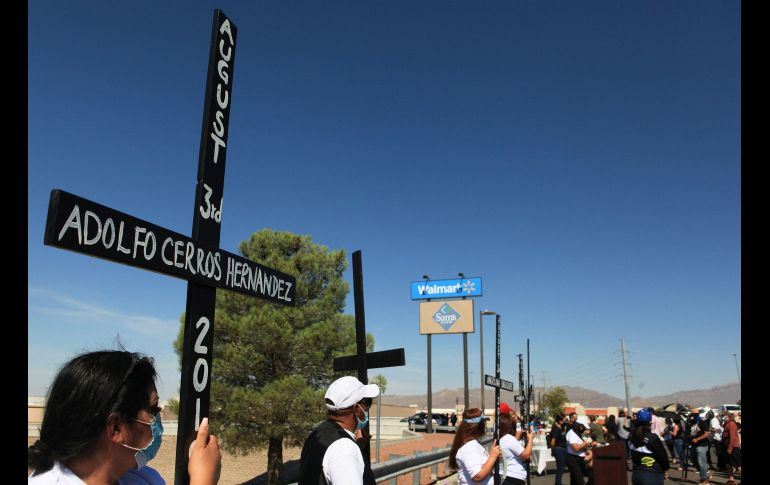 Activistas de la agrupación Red Fronteriza por los Derechos Humanos se reúnen para conmemorar el primer aniversario de la masacre en el Walmart de El Paso. EFE/L.Torres