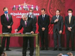 FIRMA CON TELEVISORAS.  El Presidente signó un acuerdo con Televisa, TV Azteca, Grupo Imagen y Grupo Multimedios para transmitir contenido escolar. SUN