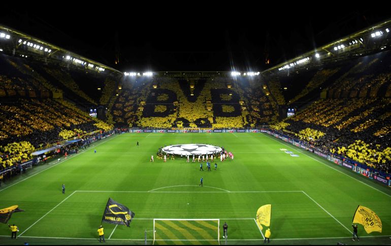 En el plan de la DFL se contempla eliminar el contingente de entradas para seguidores de los equipos visitantes, los puestos para ver de pie, y la prohibición de vender alcohol. AFP / ARCHIVO