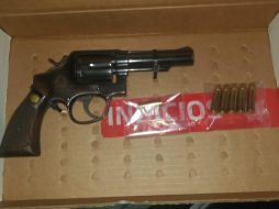 Al hombre, aprehendido en un domicilio ubicado en la Colonia Lomas del Paraíso, se le encuentra un arma calibre 38. ESPECIAL/Policía de Guadalajra