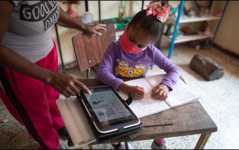 Las ofertas invitan a que los padres de familia sustituyan su inscripción a un plantel público o privado por la asistencia de un docente en casa. AP / ARCHIVO