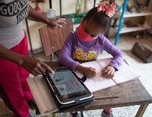 Las ofertas invitan a que los padres de familia sustituyan su inscripción a un plantel público o privado por la asistencia de un docente en casa. AP / ARCHIVO