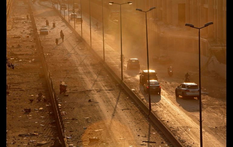 Escombros y la nube de humo se extendieron por la zona. AFP/M. Tahtah