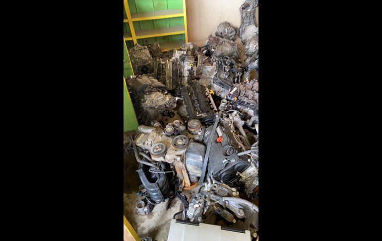 Se encuentran motores, cofres, toldos, puertas entre otras piezas de vehículos Mazda, Honda así como Volkswagen de reciente modelo. ESPECIAL/Fiscalía del Jalisco
