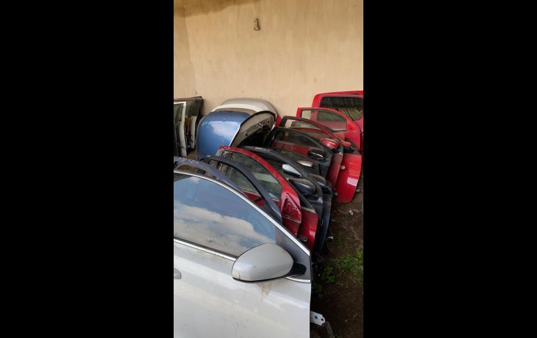 Se encuentran motores, cofres, toldos, puertas entre otras piezas de vehículos Mazda, Honda así como Volkswagen de reciente modelo. ESPECIAL/Fiscalía del Jalisco
