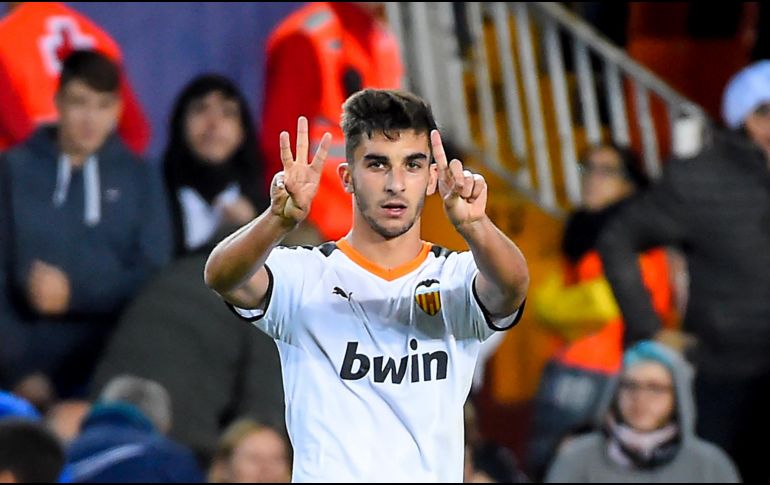 Torres debutó con el Valencia en noviembre de 2017 y desde entonces jugó 97 partidos con el equipo español, anotando nueve goles y repartiendo doce asistencias. AFP