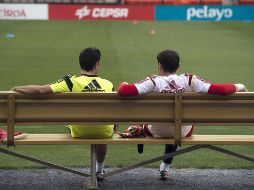 AMISTAD. Pese a los momentos ríspidos derivados de los Clásicos, los capitanes supieron dejar de lado la rivalidad para llevar a su Selección a lo más alto. EFE