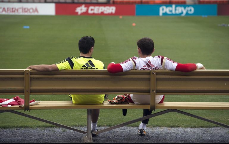 AMISTAD. Pese a los momentos ríspidos derivados de los Clásicos, los capitanes supieron dejar de lado la rivalidad para llevar a su Selección a lo más alto. EFE