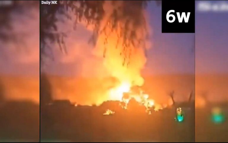 El video muestra llamas naranjas y humo negro subiendo hacia el cielo desde Hyesan, mientras se oyen fuertes sonidos . TWITTER