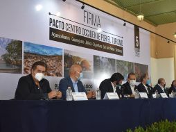 Martín Orozco Sandoval, gobernador de Aguascalientes, encabeza la presentación del acuerdo firmado por los representantes del sector de cada estado. FACEBOOK/@aespersulaiman