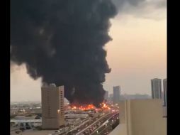 Un impresionante incendio cubre de negro el cielo de Ajman