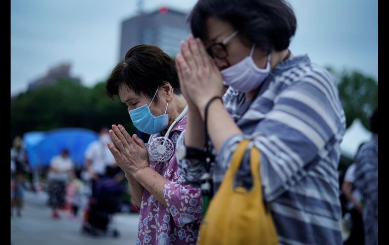 Los participantes rememoraron el aniversario de la explosión a las 8:15 a.m. con el sonido de una campana seguido por un minuto de silencio. EFE/D. Kurokawa