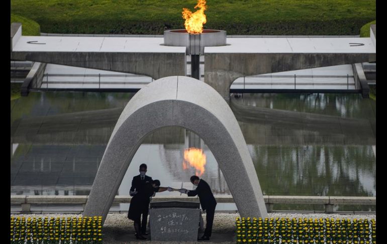 Los participantes rememoraron el aniversario de la explosión a las 8:15 a.m. con el sonido de una campana seguido por un minuto de silencio. EFE/D. Kurokawa