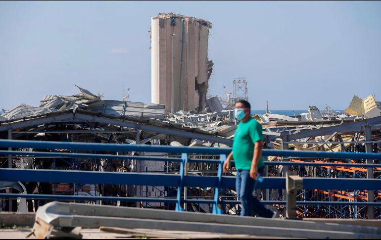 Un residente contempla las ruinas del puerto. AFP/J. Eid