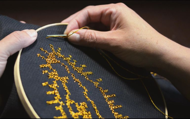 Novedad. Para esta colección, el diseñador integró, por primera vez, el bordado de punto de cruz. CORTESÍA