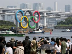 La plataforma con los anillos fue retirada por la mañana por pequeños botes remolcadores en una mañana cálida y soleada. EFE