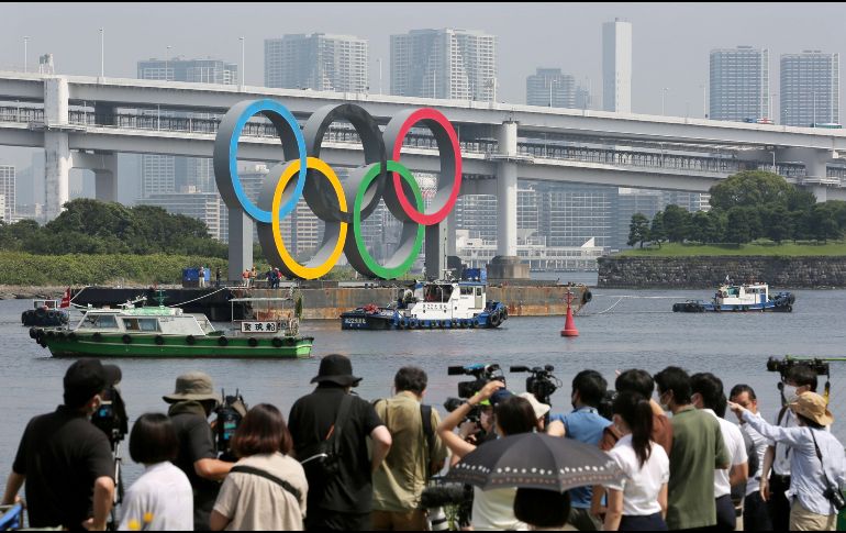 La plataforma con los anillos fue retirada por la mañana por pequeños botes remolcadores en una mañana cálida y soleada. EFE