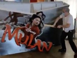 Gerard Lemoine usa un bate para destruir por completo el promocional de “Mulán”. TWITTER / @destinationcine