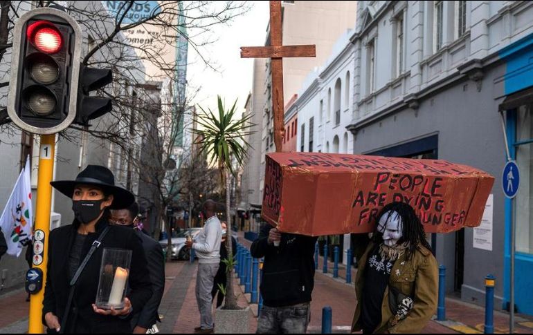 Miembros de la industria hotelera participan en una protesta en Ciudad del Cabo, Sudáfrica, debido a las medidas de confinamiento que afectan al sector. EFE/N. Bothma