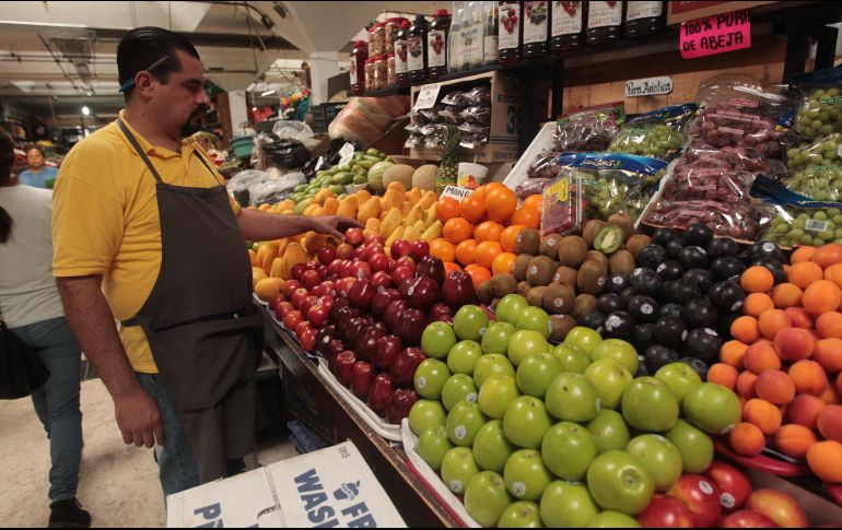 En particular, las frutas y verduras subieron 8.43%, mientras las bebidas alcohólicas y tabaco se encarecieron 10.26% en comparación anual. EL INFORMADOR / ARCHIVO