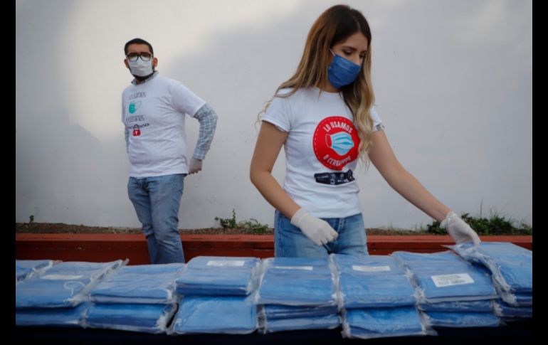 Los donadores realizan un acto simbólico de la entrega en el Parque Rojo. EL INFORMADOR/F. Atilano