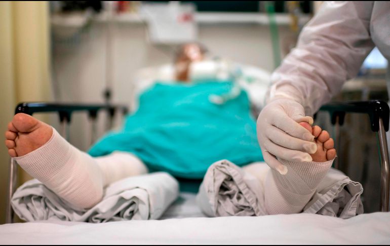 El estímulo económico será para los trabajadores de la salud que forman parte del combate al COVID-19. AFP / ARCHIVO