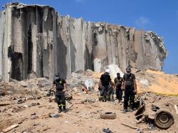 Trabajadores libaneses de los servicios de Protección Civil buscan supervivientes y cuerpos de fallecidos entre los escombros tres días después de las explosiones. EFE/W. Hamzeh