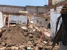 Bomberos realizaron labores de apuntalamiento del resto de la estructura para evitar que se viniera abajo, así como del retiro de escombros. ESPECIAL