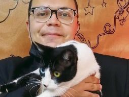 Moisés Catedral trabaja en el rescate de gatos. ESPECIAL